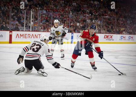 12. November 2023, Miami, FL: Florida Panthers Linksflügel Matthew Tkachuk (19) sucht nach einer Eröffnung, als Chicago Blackhawks Center Philipp Kurashev (23) während der zweiten Periode in der Amerant Bank Arena am Sonntag, 12. November 2023, in Sunrise, Florida verteidigt. Die Florida Panthers gewannen mit 4:3. (Foto: © Alie Skowronski/Miami Herald via ZUMA Press Wire) Stockfoto