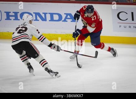 12. November 2023, Miami, FL: Florida Panthers Center Eetu Luostarinen (27) schießt in Chicago Blackhawks Verteidiger Alex Vlasic (72) während der dritten Periode in der Amerant Bank Arena am Sonntag, 12. November 2023, in Sunrise, Florida. Die Florida Panthers gewannen mit 4:3. (Foto: © Alie Skowronski/Miami Herald via ZUMA Press Wire) Stockfoto