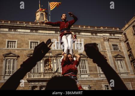 11. Februar 2024, Barcelona, Katalonien, Spanien: Die „Colla Jove de Barcelona“ bauen während der „Diada Castellera“ bei Barcelonas winterlichem Stadtfest „Santa Eulalia“ menschliche Säulen (Bild: © Matthias Oesterle/ZUMA Press Wire) Stockfoto