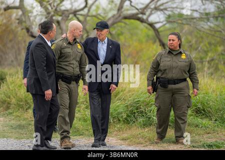 29. Februar 2024, Brownsville, Tx, Vereinigte Staaten von Amerika: US-Präsident Joe Biden, Mitte, spricht mit Agenten der US-Grenzpolizei, während er am 29. Februar 2024 in Brownsville, Texas entlang der Grenze zwischen den USA und Mexiko spaziert. (Bild: © Adam Schultz/Weißes Haus/Planet Pix via ZUMA Press Wire) Stockfoto