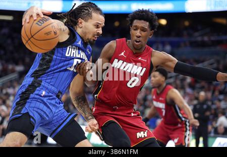20. Dezember 2023, Orlando, Florida, USA: Orlando Magic Guard Cole Anthony (50) versucht am Mittwoch, 20. Dezember 2023, am Miami Heat Guard Josh Richardson (0) im Kia Center vorbei zu kommen. (Foto: © Stephen M. Dowell/Orlando Sentinel via ZUMA Press Wire) Stockfoto