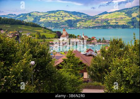 Schloss Spiez und Dorf mit Blick auf den Thunersee in der Schweiz Stockfoto