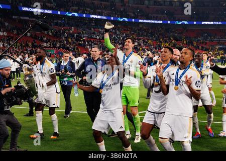 1. Juni 2024, London, Vereinigtes Königreich: Spieler von Real Madrid (Vinicius Junior, Thibaut Courtois, Jude Bellingham, Eder Militao) feiern im Finale der Champions League 2024 (2:0) zwischen Borussia Dortmund und Real Madrid. Endpunktzahl: Borussia Dortmund 0 - 2 Real Madrid (Kreditbild: © Maciej Rogowski/SOPA Bilder via ZUMA Press Wire) Stockfoto