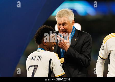 1. Juni 2024, London, Vereinigtes Königreich: Vinicius Junior, Carlo Ancelotti (Real Madrid) während des Endspiels der Champions League 2024 (2:0) zwischen Borussia Dortmund und Real Madrid. Endpunktzahl: Borussia Dortmund 0 - 2 Real Madrid (Kreditbild: © Maciej Rogowski/SOPA Bilder via ZUMA Press Wire) Stockfoto
