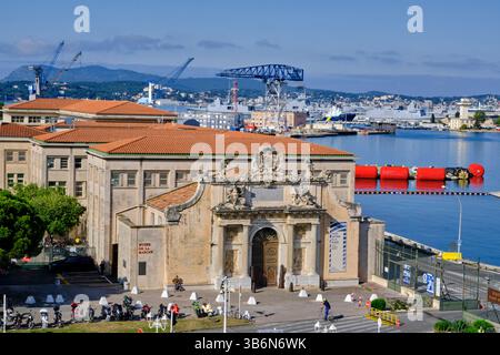 Frankreich, Var, Toulon, National Maritime Museum, das Arsenal Gate wurde 1738 erbaut und wurde zum Eingang des Museums Stockfoto
