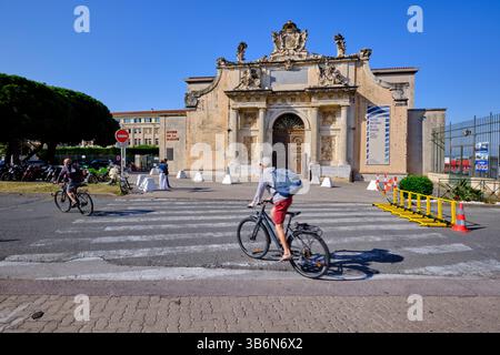 Frankreich, Var, Toulon, National Maritime Museum, das Arsenal Gate wurde 1738 erbaut und wurde zum Eingang des Museums Stockfoto