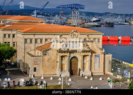 Frankreich, Var, Toulon, National Maritime Museum, das Arsenal Gate wurde 1738 erbaut und wurde zum Eingang des Museums Stockfoto