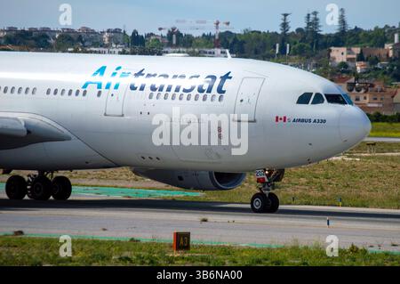 Das Langstreckenflugzeug Airbus A330-200 der kanadischen Airline Air Transat am Flughafen Málaga Costa del Sol, Registrierung C-GTSZ Stockfoto