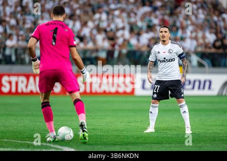 21. September 2023, Warschau, Polen: Emiliano Martinez (L) von Aston Villa und Josue Pesqueira (R) von Legia werden während des Gruppenspiels der UEFA Europa Conference League zwischen Legia Warszawa und Aston Villa im Marschall Jozef Pilsudski Legia Warsaw Municipal Stadium in Aktion gesehen. (Foto: © Mikolaj Barbanell/SOPA Images via ZUMA Press Wire) Stockfoto