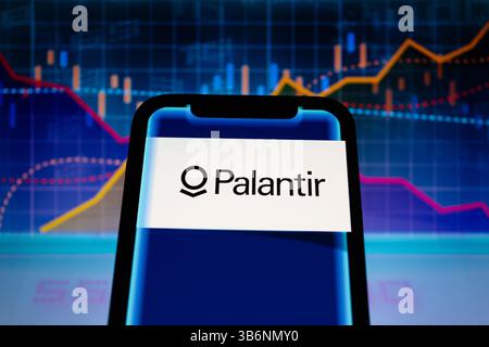 7. März 2024, Asuncion, Paraguay: Das Logo von Palantir Technologies, einem in den USA ansässigen Softwareunternehmen, das Datenanalyse- und Datenintegrationslösungen entwickelt, wird auf einem Smartphone mit visueller Darstellung von Aktien- und Liniendiagrammen angezeigt. (Bild: © Andre M. Chang/ZUMA Press Wire) Stockfoto