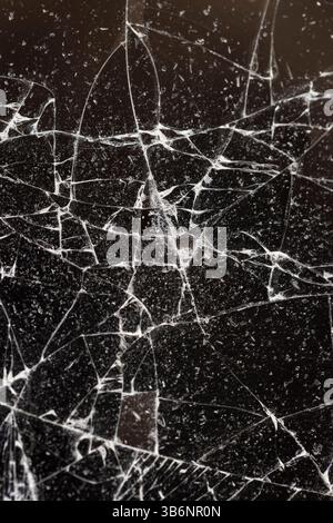 Wassertröpfchen bedeckt mit gebrochenem Glas mit Beschädigungen, nasses, dünnes Glas in Stücke gebrochen Stockfoto