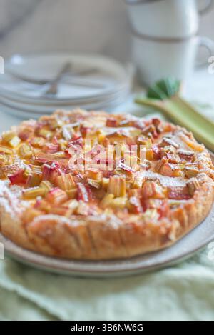 Köstlicher Rhabarberkuchen mit Pudding Stockfoto