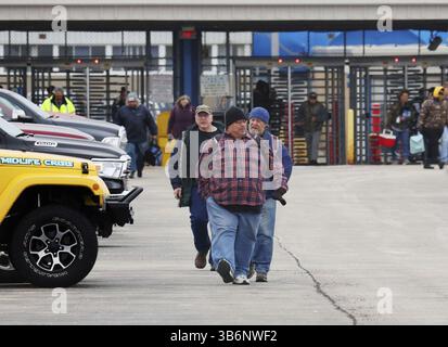 24. Februar 2023: Die Erstschicht verlässt das Montagewerk Belvidere am 23. Februar 2023 in Belvidere, Illinois. (Foto: © Stacey Wescott/Chicago Tribune via ZUMA Press Wire) Stockfoto