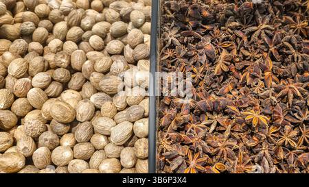 Bulgur und Linsen sind auf dem Tresen im Supermarkt. Für den Verkauf vorbereitet. Gehäuse mit Waren anzeigen Stockfoto