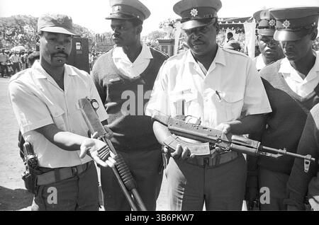 1993, Johannesburg, Johannesburg, Südafrika: Mitglieder der ANC Self Defense Units und der IFP Self Protection Units traten in Kraft, als Nelson Mandela vom Afrikanischen Nationalkongress, Mangosuthu Buthelezi von der Inkatha Freedom Party und Pik Botha von der National Party eine Friedenskundgebung östlich von Johannesburg vor den ersten demokratischen Wahlen 1994 in Südafrika ansprachen. (Bild: © John Robinson/ZUMA Press Wire) Stockfoto