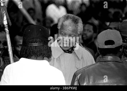 1993, Johannesburg, Südafrika: NELSON MANDELA (C) vom Afrikanischen Nationalkongress spricht zu den Teilnehmern während einer Friedenskundgebung östlich von Johannesburg vor den ersten demokratischen Wahlen 1994 in Südafrika. Mangosuthu Buthelezi von der Inkatha Freedom Party und Pik Botha von der National Party nahmen ebenfalls Teil. Mitglieder der ANC Self Defense Units und der IFP Self Protection Units traten in Kraft, um ihre Stärke zu zeigen. 1993, Johannesburg, Südafrika. (Bild: © John Robinson/ZUMA Press Wire) Stockfoto