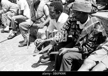 1993, Johannesburg, Johannesburg, Südafrika: (Nicht im Bild) Nelson Mandela vom Afrikanischen Nationalkongress, Mangosuthu Buthelezi von der Inkatha Freedom Party und Pik Botha von der National Party sprechen vor den ersten demokratischen Wahlen 1994 in Südafrika an einer Friedenskundgebung östlich von Johannesburg. Mitglieder der ANC Self Defense Units und der IFP Self Protection Units traten in Kraft, um ihre Stärke zu zeigen. 1993, Johannesburg, Südafrika. (Bild: © John Robinson/ZUMA Press Wire) Stockfoto