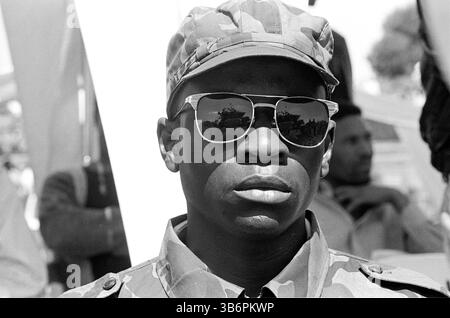 1993, Johannesburg, Johannesburg, Südafrika: Mitglieder der ANC Self Defense Units und der IFP Self Protection Units traten in Kraft, als Nelson Mandela vom Afrikanischen Nationalkongress, Mangosuthu Buthelezi von der Inkatha Freedom Party und Pik Botha von der National Party eine Friedenskundgebung östlich von Johannesburg vor den ersten demokratischen Wahlen 1994 in Südafrika ansprachen. (Bild: © John Robinson/ZUMA Press Wire) Stockfoto