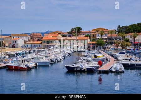 Frankreich, Var, Six-Fours-les-Plages, Le Brusc, Pier für die Embiez-Inseln Stockfoto