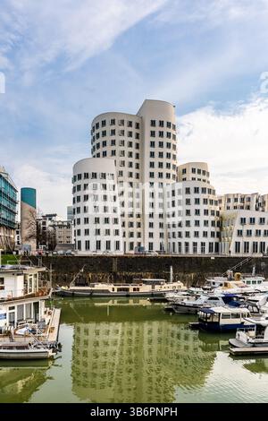 Weißes Gehry-Gebäude, Teil des Neuen Zollhofes von Frank O. Gehry im neu errichteten Hafengebiet von Düsseldorf. Düsseldorf, Deutschland Stockfoto