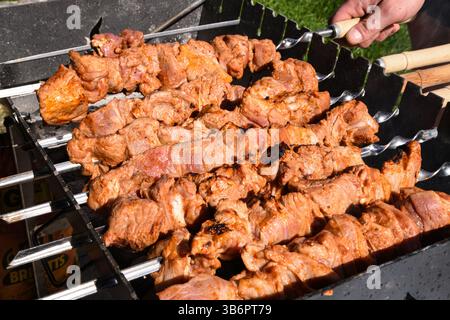 Eine Nahaufnahme des Bratens von Shish Debab auf einem Grill Stockfoto