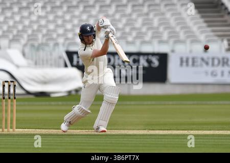 London, England. Mai 2025. Joey Evison während des dritten Tages der Rothesay County Championship Division 2 zwischen dem Middlesex County Cricket Club und dem Kent County Cricket Club auf dem Lord’s Cricket Ground, London. Kyle Andrews/Alamy Live News. Stockfoto