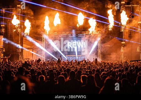 Rhein in Flammen 2025, Bonn, Rheinaue Show von YouTuber, Streamer und DJ REWI aka REWINDSIDE / Sebastian Meyer -- am Bonner Rheinufer und in der Rheinaue findet vom 2. bis 4. Mai 2025 das Open Air Festival Rhein in Flammen statt. Es gibt Stars aus verschiedenen Musikrichtungen auf mehreren Bühnen. Freitags sind 90er Künstler auf der Mainstage, Außerdem gibt es elektronische Musik. Highlight ist das musiksynchrone Feuerwerk am Samstagabend, das auch eine Drohnen-Show beinhaltet. Bonn Rheinaue Bonn NRW Deutschland *** Rhein in Flames 2025, Bonn, Rheinaue Show von YouTuber, Streamer und DJ REWI ak Stockfoto