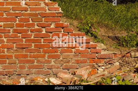 Eine baufällige Ziegelmauer Stockfoto