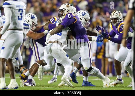 18. November 2023: Maason Smith (0) und Jacobian Guillory (90) der LSU stürzen die Georgia St. und laufen zurück, Marcus Carroll (23) während der NCAA-Fußballspiele zwischen den Georgia St. Panthers und den LSU Tigers im Tiger Stadium in Baton Rouge, LA. Jonathan Mailhes/CSM (Kreditbild: © Jonathan Mailhes/CSM via ZUMA Press Wire) Stockfoto