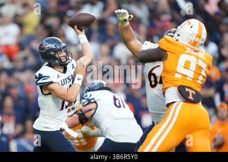 23. September 2023: Owen McCown #13 der UTSA Roadrunners wirft den Ball während des NCAA-Fußballspiels zwischen den University of Tennessee Volunteers und der University of Texas at San Antonio Roadrunners im Neyland Stadium in Knoxville, TN Tim Gangloff/CSM (Credit Image: © Tim Gangloff/CSM via ZUMA Press Wire) Stockfoto