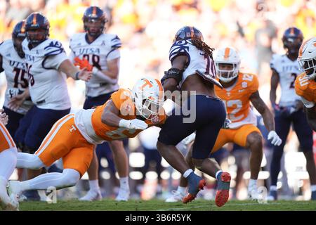 23. September 2023: Aaron Beasley #6 der Tennessee Volunteers bekämpft Robert Henry #20 der UTSA Roadrunners während des NCAA-Fußballspiels zwischen den University of Tennessee Volunteers und der University of Texas at San Antonio Roadrunners im Neyland Stadium in Knoxville TN Tim Gangloff/CSM (Credit Image: © Tim Gangloff/CSM via ZUMA Press Wire) Stockfoto