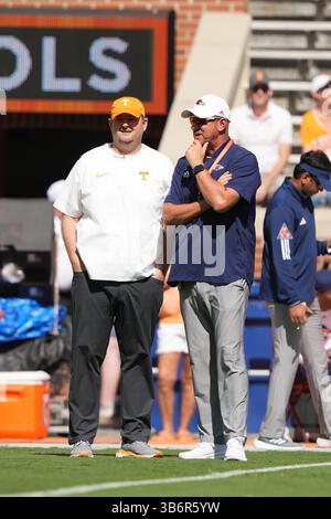 23. September 2023: Cheftrainer Josh Heupel von den Tennessee Volunteers trifft sich mit Cheftrainer Jeff Traylor von den UTSA Roadrunners vor dem NCAA-Fußballspiel zwischen den University of Tennessee Volunteers und der University of Texas at San Antonio Roadrunners im Neyland Stadium in Knoxville, TN Tim Gangloff/CSM (Credit Image: © Tim Gangloff/CSM via ZUMA Press Wire) Stockfoto