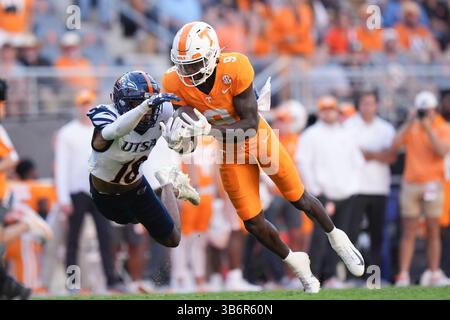 23. September 2023: Dylan Sampson #6 von den Tennessee Volunteers versucht, den Ball zu fangen, während kam Alexander #18 von den UTSA Roadrunners während des NCAA-Fußballspiels zwischen den University of Tennessee Volunteers und der University of Texas in San Antonio verteidigt. Roadrunners im Neyland Stadium in Knoxville, TN Tim Gangloff/CSM (Credit Image: © Tim Gangloff/CSM via ZUMA Press Wire) Stockfoto