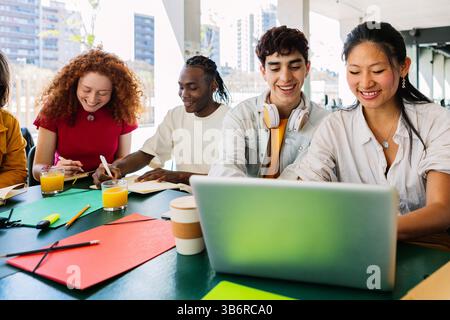 High School Teenager Schüler lernen gemeinsam auf Laptop auf dem Campus Stockfoto