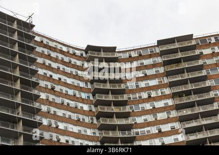 Rote Backsteinfassade mit Balkonreihen in New York, NY, USA, Nordamerika Stockfoto