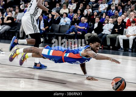 ISTANBUL, TÜRKEI - 07. MÄRZ 2025: Daniel 'Dan' Oturu, Nr. 25 von Anadolu Efes Istanbul, in Aktion während der regulären Saison der Turkish Airlines EuroLeague Ro Stockfoto