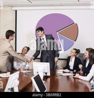 Geschäft Leute die Hände schütteln, bis Beendigung einer Versammlung Stockfoto