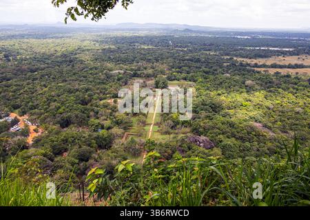 Blick vom Sigiriya Rock über üppige Waldlandschaft unter dramatischem bewölktem Himmel tagsüber Stockfoto