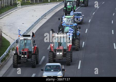 20. Februar 2024, Athen, Griechenland: Tausende griechischer Bauern werden ankommen, viele fahren mit ihren Traktoren, in Athen, während sie ihre Proteste gipfeln. (Foto: © Aristidis Vafeiadakis/ZUMA Press Wire) Stockfoto