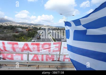 20. Februar 2024, Athen, Griechenland: Tausende griechischer Bauern werden ankommen, viele fahren mit ihren Traktoren, in Athen, während sie ihre Proteste gipfeln. (Foto: © Aristidis Vafeiadakis/ZUMA Press Wire) Stockfoto
