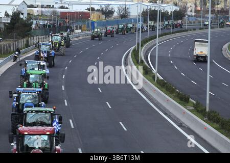 20. Februar 2024, Athen, Griechenland: Tausende griechischer Bauern werden ankommen, viele fahren mit ihren Traktoren, in Athen, während sie ihre Proteste gipfeln. (Foto: © Aristidis Vafeiadakis/ZUMA Press Wire) Stockfoto