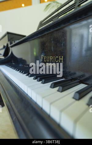 Nahaufnahme eines Feurich-Klaviers aus Leipzig. Im Mittelpunkt stehen die weißen und schwarzen Tasten, Jugend Musiziert, Nagold, Deutschland, Europa Stockfoto