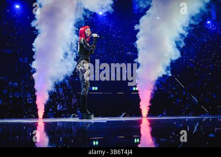 Dezember 2023, Basel, Kopenhagen, Schweiz: Zürich, Schweiz. Dezember 2023. Die Enligsh-Gruppe Sophie and the Giants tritt live während der Energy Star Night 2023 in der St. Jakob Halle in Basel auf. Sophie Scott ist hier live auf der Bühne zu sehen. (Foto: © Tilman Jentzsch/Gonzales Foto via ZUMA Press) Stockfoto