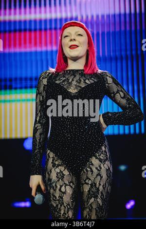 Dezember 2023, Basel, Kopenhagen, Schweiz: Zürich, Schweiz. Dezember 2023. Die Enligsh-Gruppe Sophie and the Giants tritt live während der Energy Star Night 2023 in der St. Jakob Halle in Basel auf. Sophie Scott ist hier live auf der Bühne zu sehen. (Foto: © Tilman Jentzsch/Gonzales Foto via ZUMA Press) Stockfoto