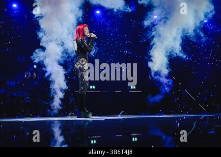 Dezember 2023, Basel, Kopenhagen, Schweiz: Zürich, Schweiz. Dezember 2023. Die Enligsh-Gruppe Sophie and the Giants tritt live während der Energy Star Night 2023 in der St. Jakob Halle in Basel auf. Sophie Scott ist hier live auf der Bühne zu sehen. (Foto: © Tilman Jentzsch/Gonzales Foto via ZUMA Press) Stockfoto