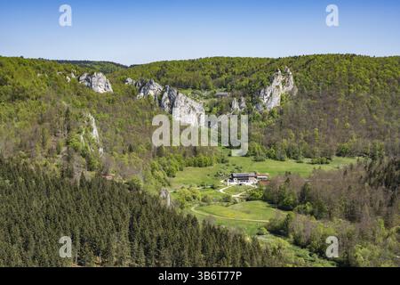 Blick vom Knopfmacherfelsen ins obere Donautal bei Beuron, mit dem landgasthaus Jaegerhaus und Schloss Bronnen, Stadtteil Tuttlingen Stockfoto