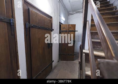 Schmaler Flur mit Holztüren und einer Treppe in einem rustikalen Altbau, Gefängnismuseum, der lange, Calw, Schwarzwald, Deutschland, Europa Stockfoto
