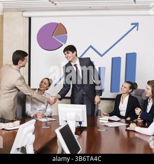 Geschäft Leute die Hände schütteln, bis Beendigung einer Versammlung Stockfoto
