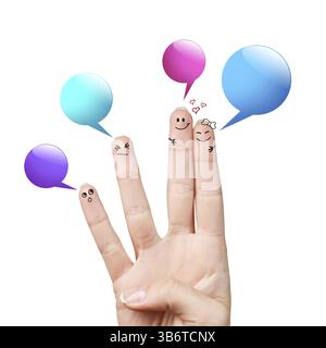 Glücklich Finger Smileys mit bunten Rede bubbles auf weißem Hintergrund Stockfoto