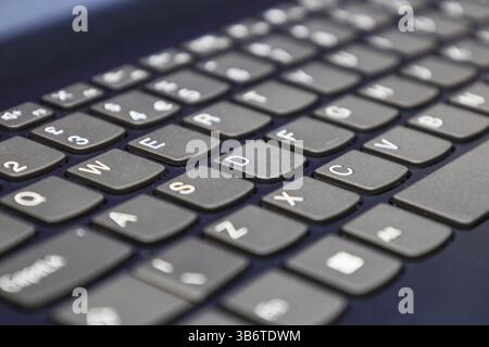 Nahaufnahme der schwarzen Tasten der Computertastatur mit detaillierter Textur und Layout Stockfoto